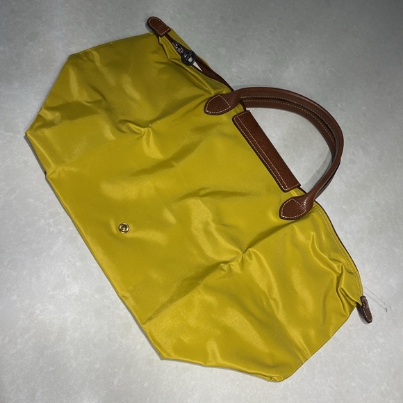 New Authentic Longchamp Yellow Nylon Le Pilage Medium Foldable short handle⭐️⭐️ - Picture 4 of 16